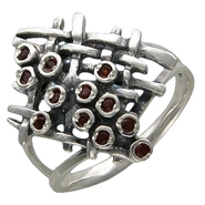 Кольцо с гранатом из серебра 925 пробы