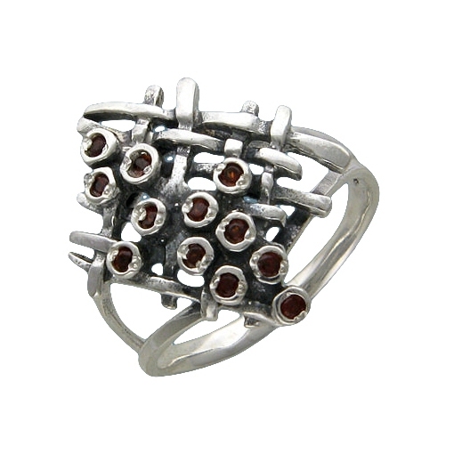 Кольцо с гранатами из серебра 925 пробы